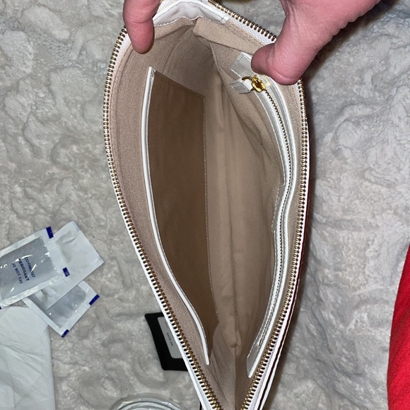 AUTHENTIC White MCM medium size pouch - Picture 5 of 10